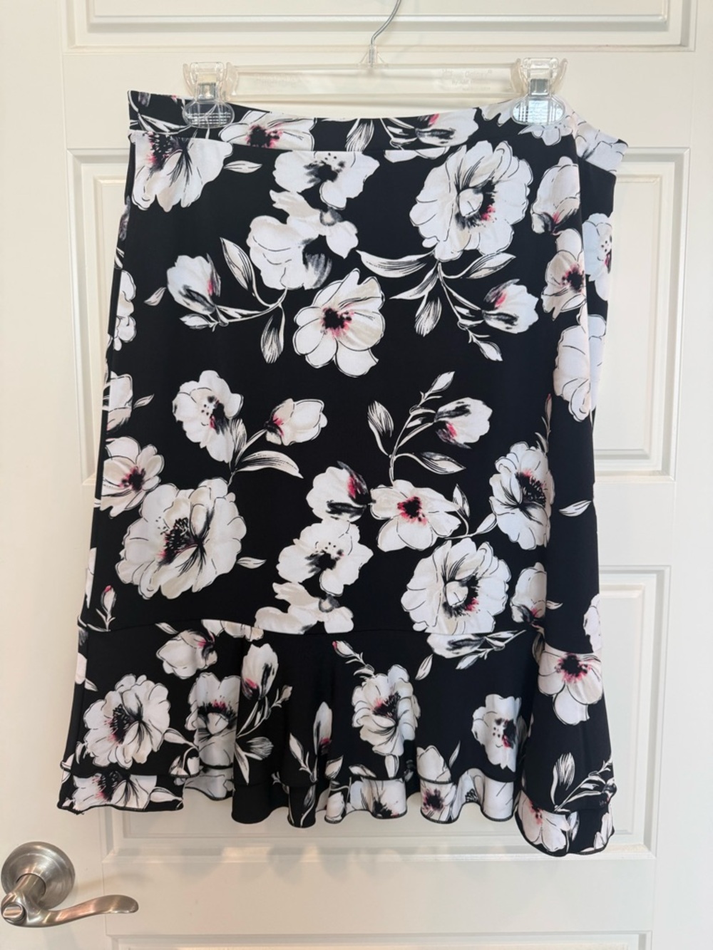 WHBM Black Floral Tiered Skirt Size M Flowy Ruffle EUC